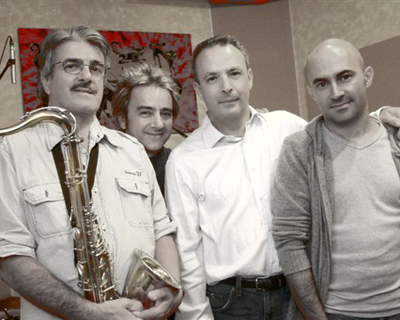 ingrandimento dell'immagine "Losi tra grandi amici e musicisti. Da sinistra Paolo Barbieri Marco Orsi e Lorenzo Poli"